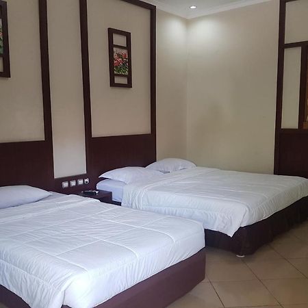 Oyo 2671 Wisma Djaja Syariah Bojonegoro Esterno foto