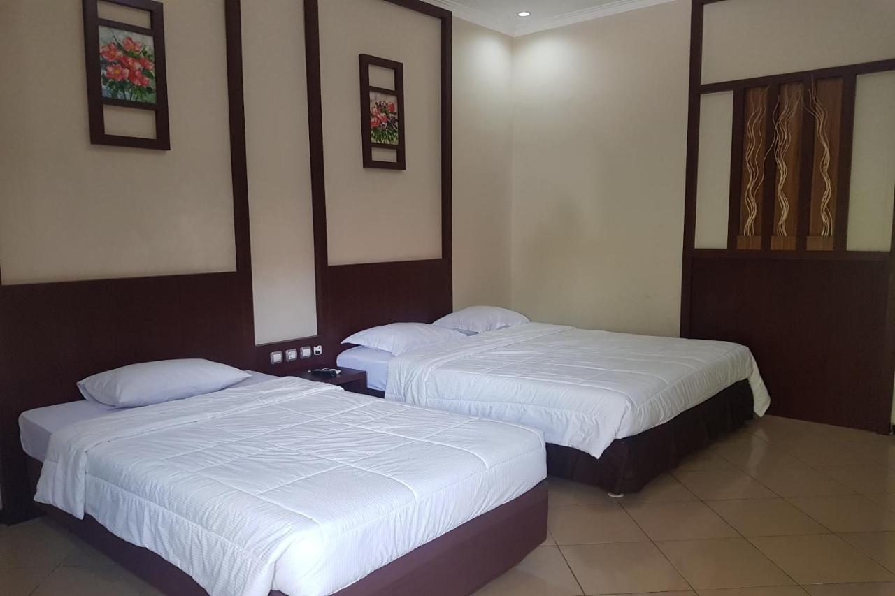 Oyo 2671 Wisma Djaja Syariah Bojonegoro Esterno foto