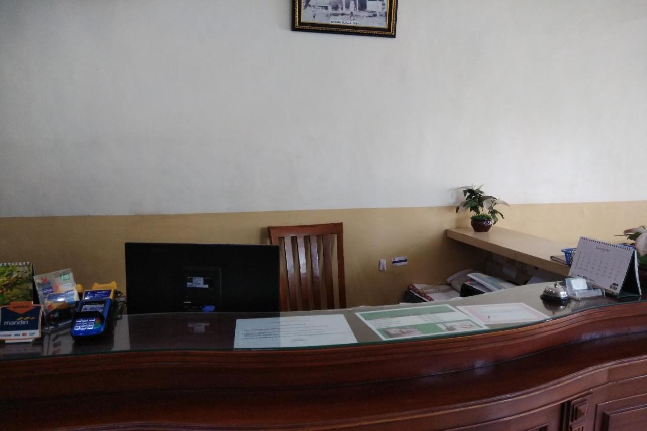 Oyo 2671 Wisma Djaja Syariah Bojonegoro Esterno foto