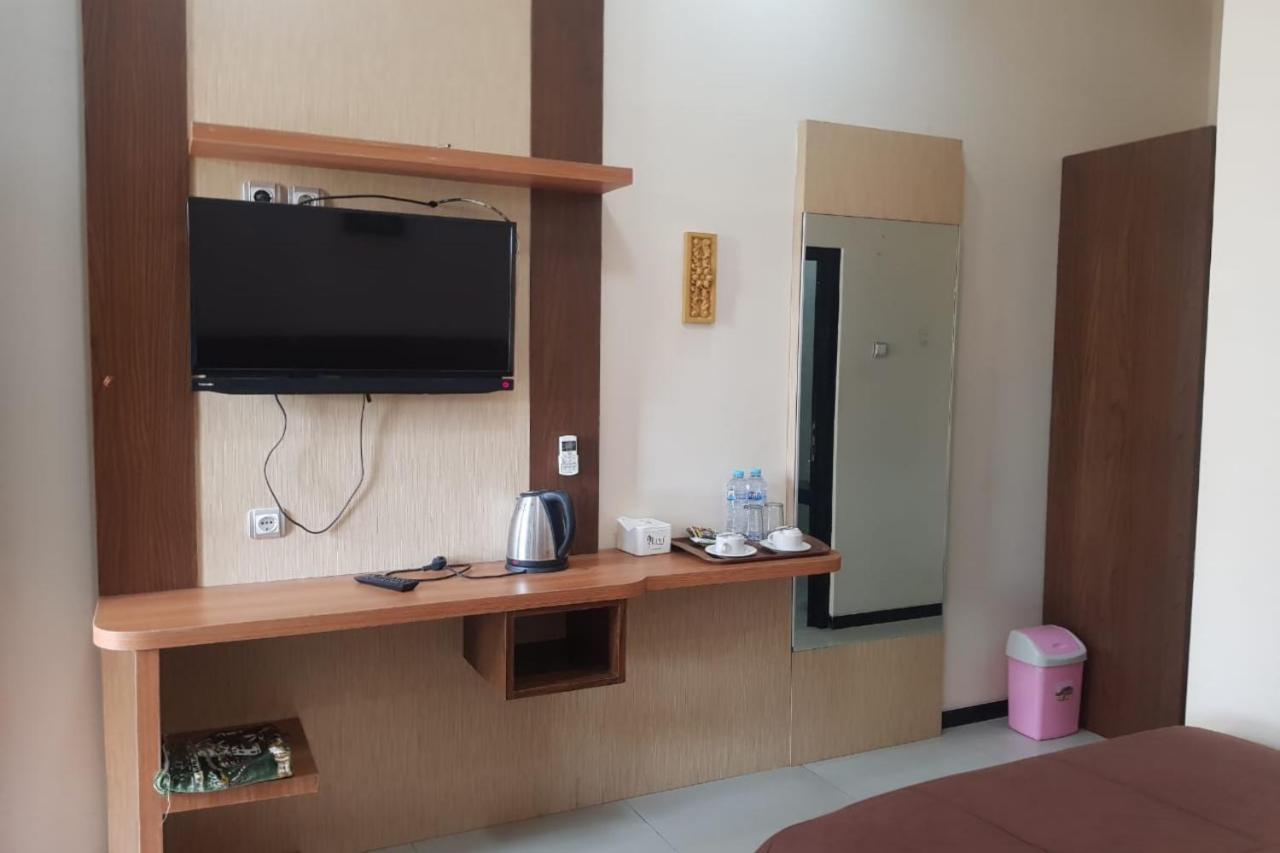 Oyo 2671 Wisma Djaja Syariah Bojonegoro Esterno foto