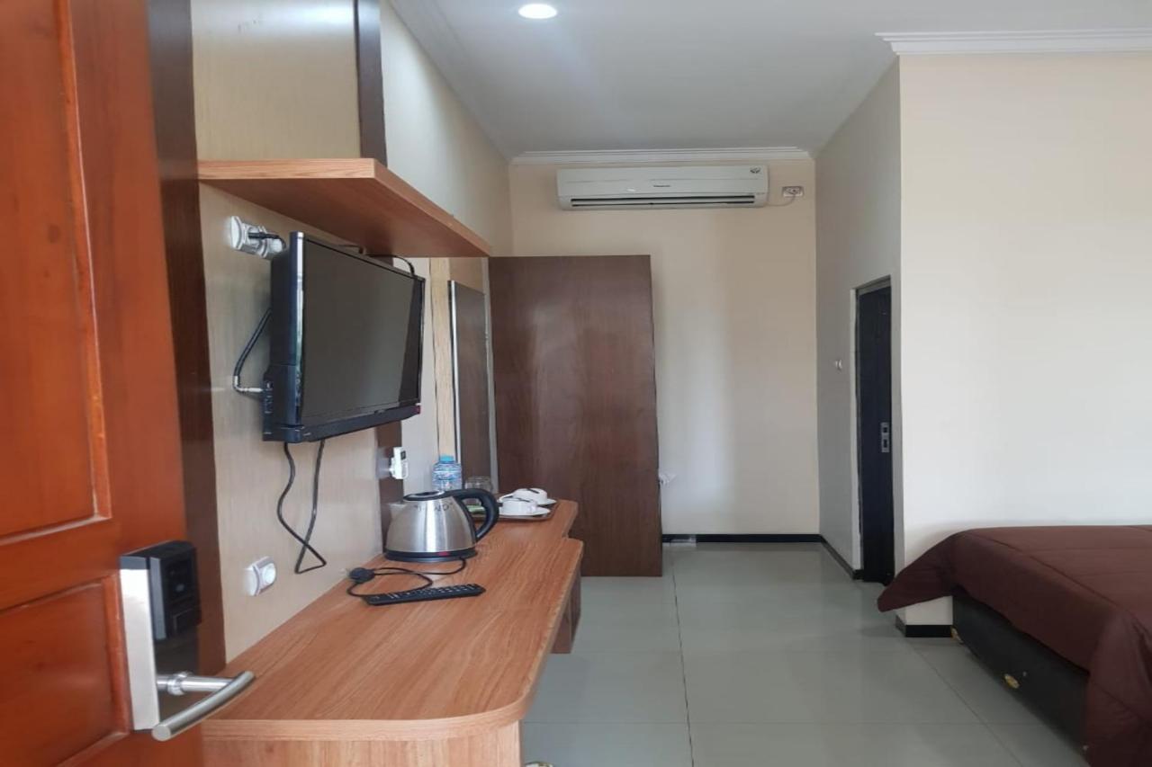 Oyo 2671 Wisma Djaja Syariah Bojonegoro Esterno foto
